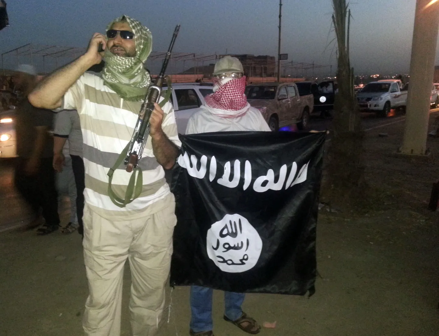 Islamiriigi lipuga mehed