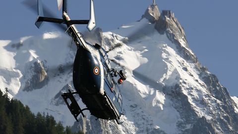 Nagu Bondi filmis! Mägironijad laskusid lennukiga Mont Blancile, politsei kannul