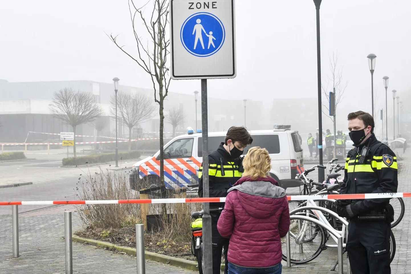 Politseinikud suhtlemas Bovenkarspelis kohaliku elanikuga.