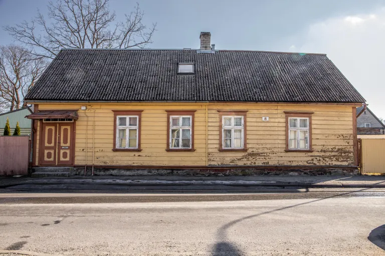 Kanali tänava majal on säilinud nii vana kaunis uks kui algsed aknad ja lai laudis.