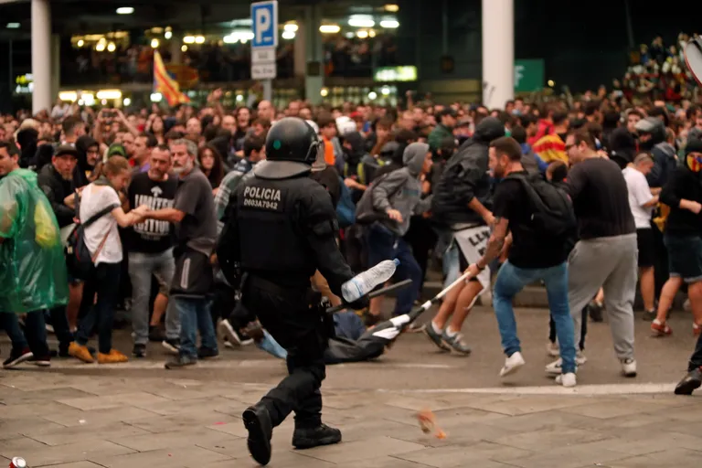 Столкновения полиции и протестующих в Барселоне.