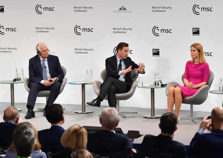 Глава евродипломатии с 2019 года Жозеп Боррель (слева) смотрит на премьера Эстонии Каю Каллас (справа), которая по данным Politico может сменить Борреля на посту. В центре кадра премьер-министр Швеции Ульф Кристерссон. Мюнхен, Германия, февраль 2023 года.