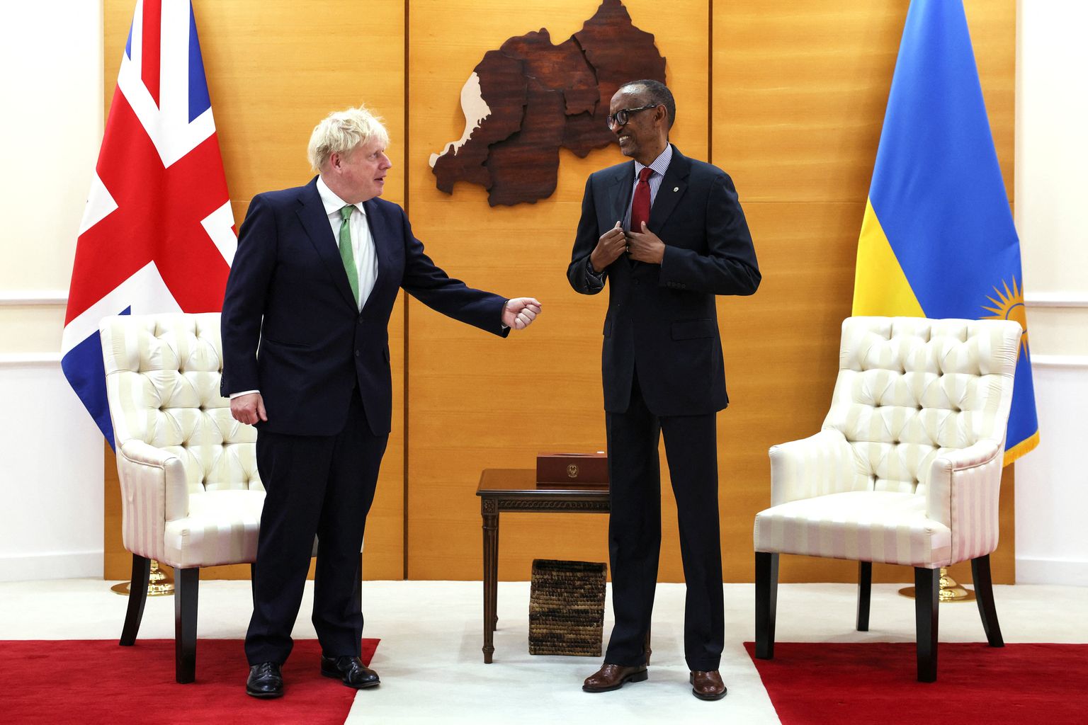 Suurbritannia peaminister Boris Johnson kohtus Rahvaste Ühenduse valitsusjuhtide tippkohtumise raames ka Rwanda presidendi Paul Kagamega.