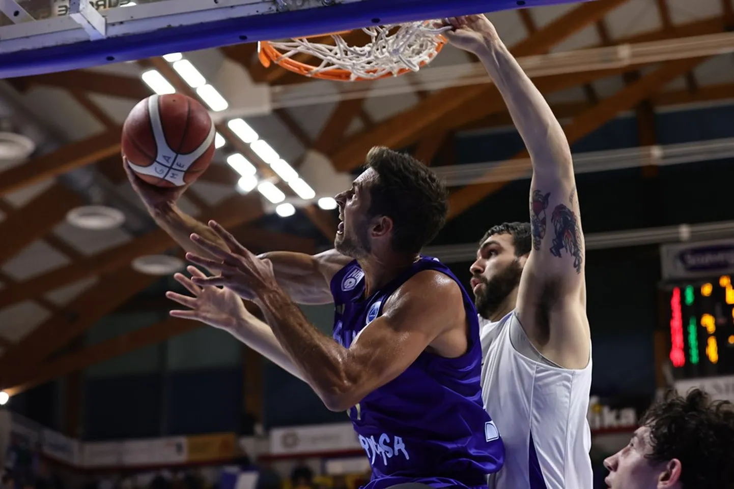 Kalevi tsenter Manny Suarez (paremal) püüab takistada Brindisi tagameest Tomaš Kyzlinki.