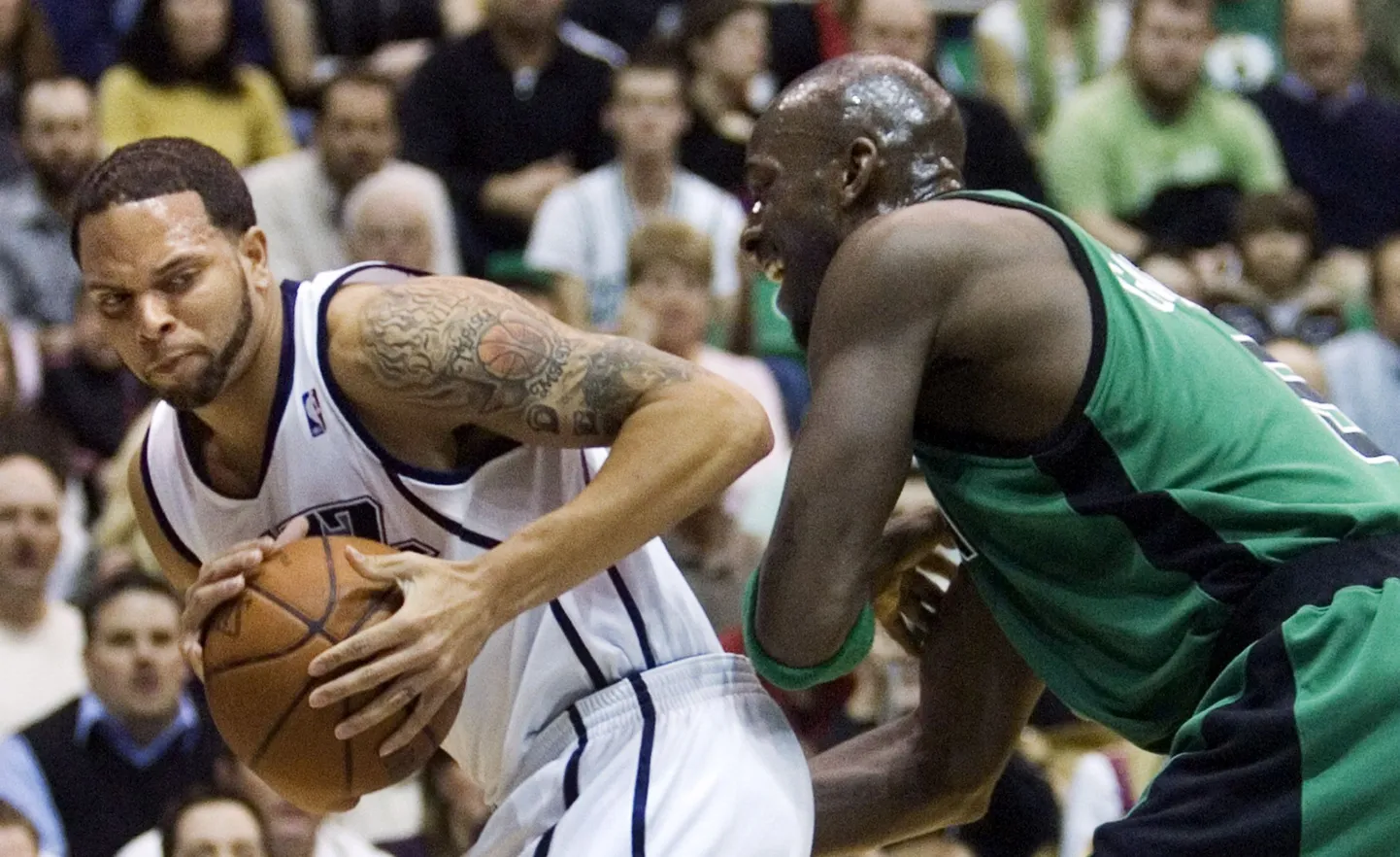 Deron Williams (palliga) ja Kevin Garnett.