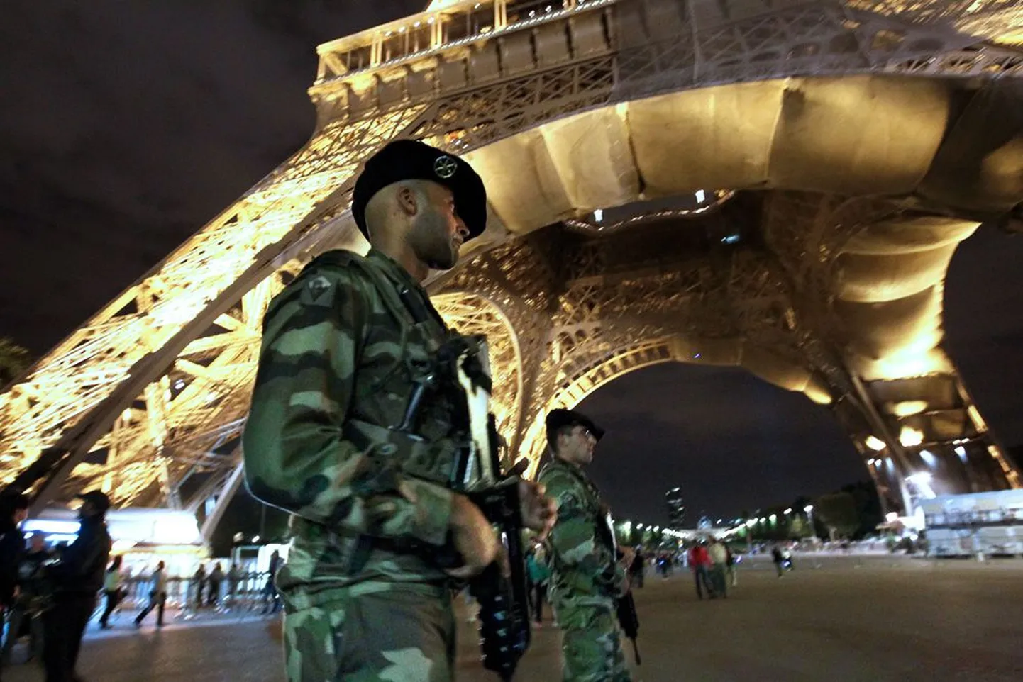 Prantsuse sõjaväelased valvavad Eiffeli torni.