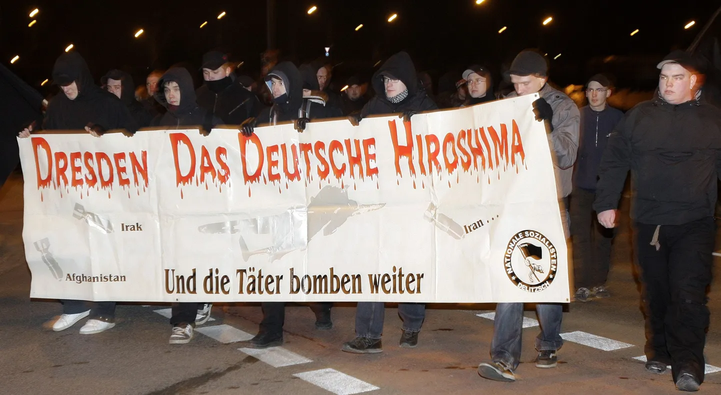 Saksa paremäärmuslased Dresdeni pommitamise aastapäeval marssimas.