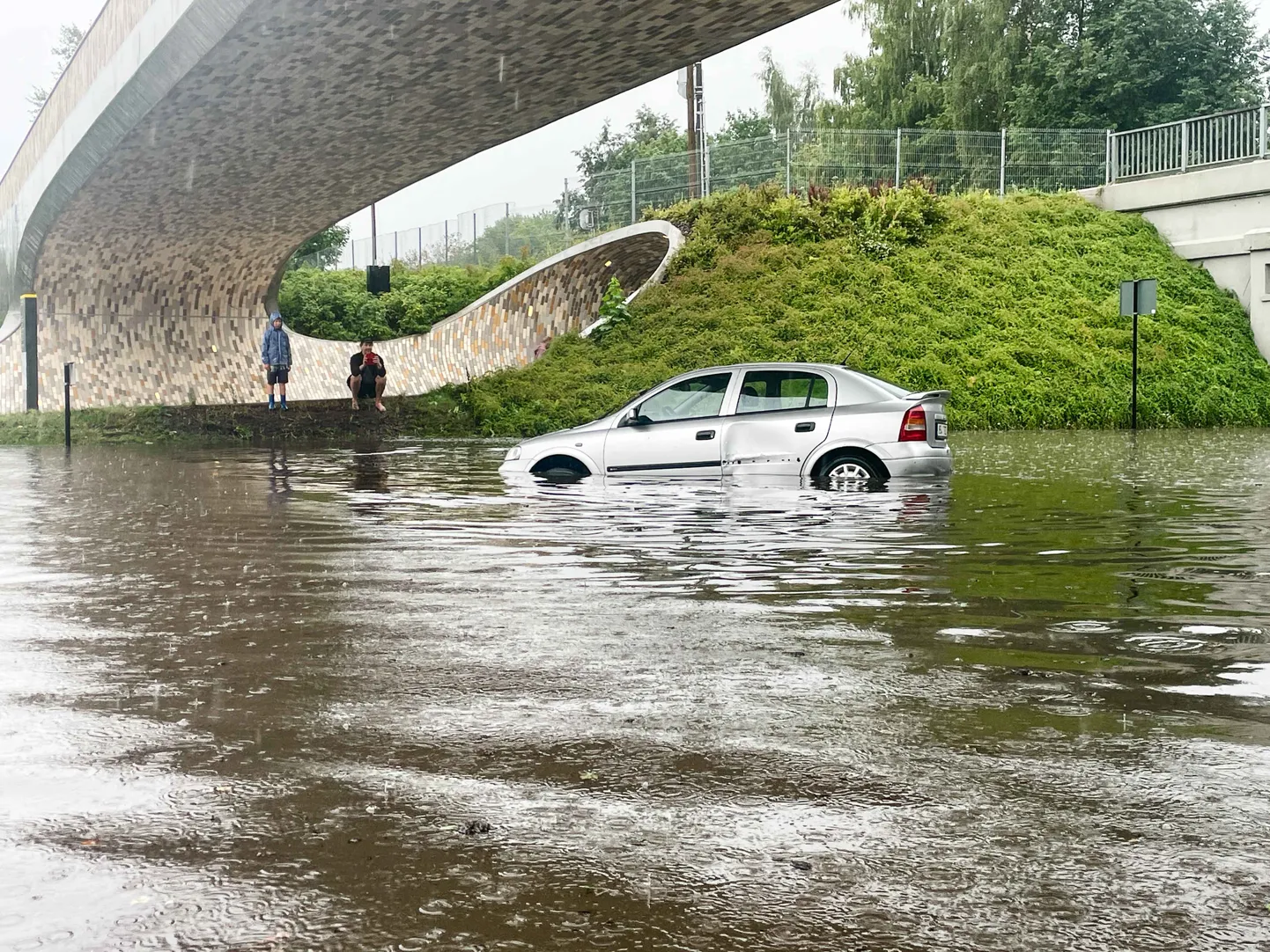 Läinud aasta 6. augusti kõva sadu põhjustas Riia tänava viadukti all üleujutuse. See on Tartu üks probleemseimaid piirkondi valingvihmade ajal. Uus sajuveetorustik peaks seal seda häda leevendama.
