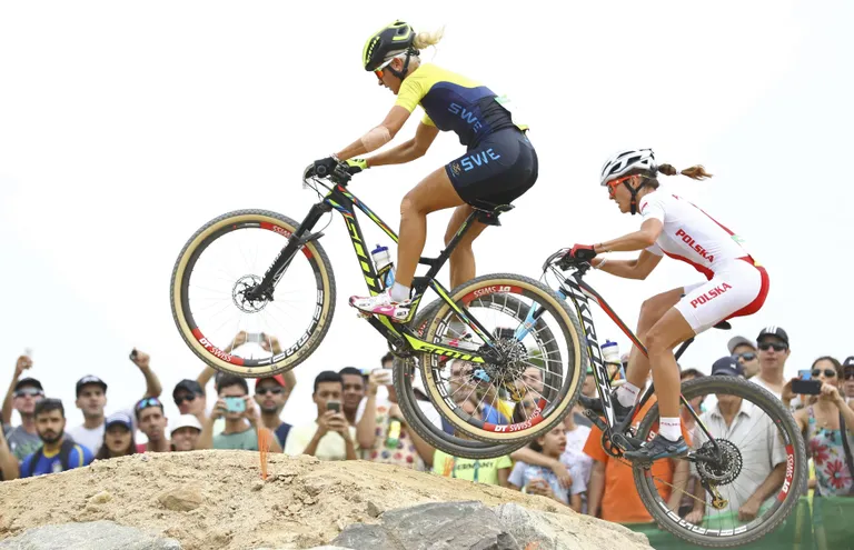 Jenny Rissveds (esiplaanil) Rio OMi radadel 2016.aastal