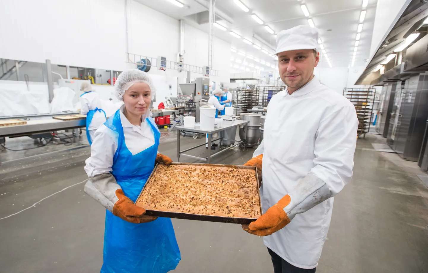 Läntmännen Unibake Saue tehase juht Kristjan Toomjärv ja Kadri Kaasik.