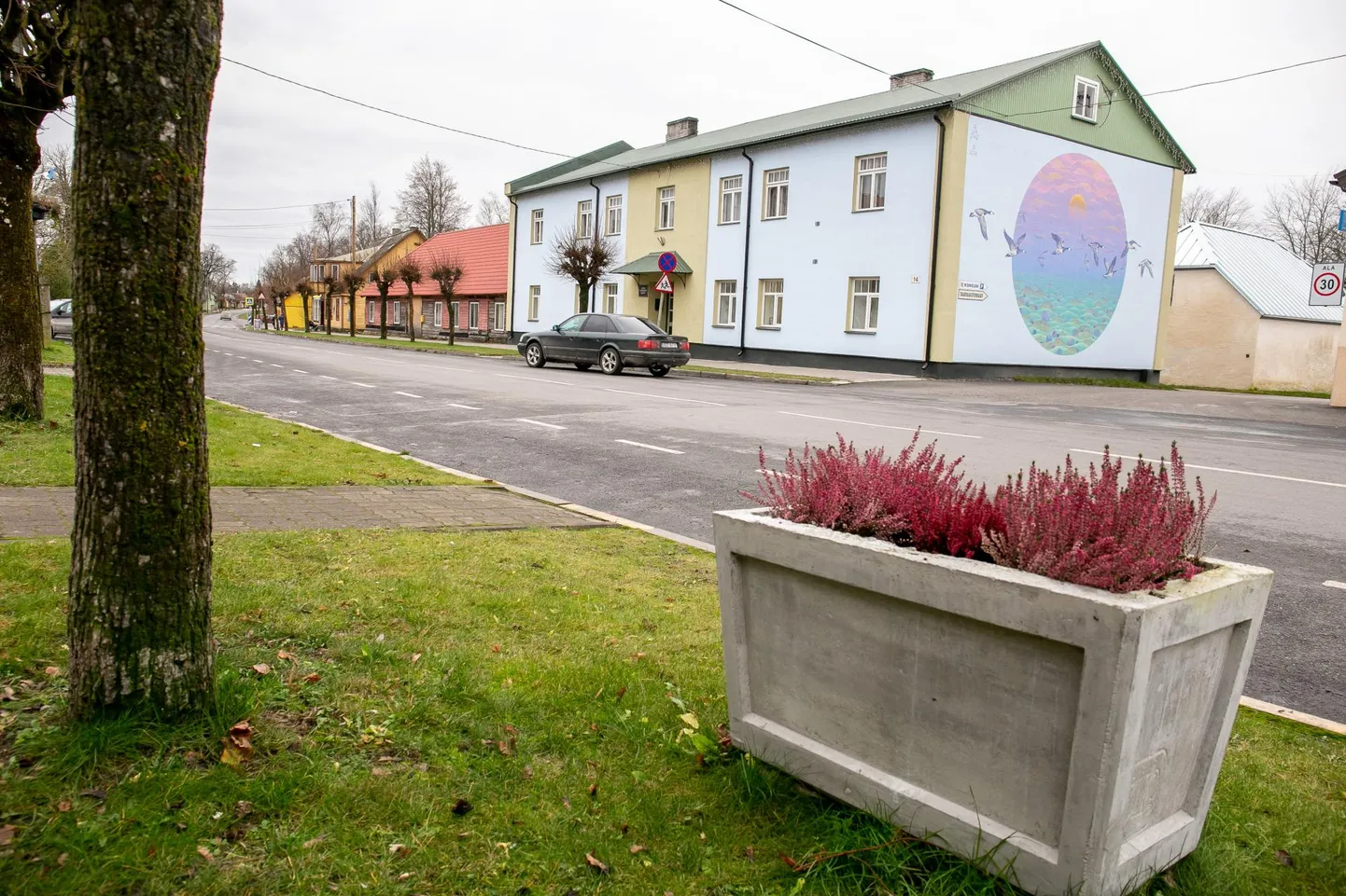 Lihula tarbijate ühistu kontorihoonet kaunistab seina­maaling.