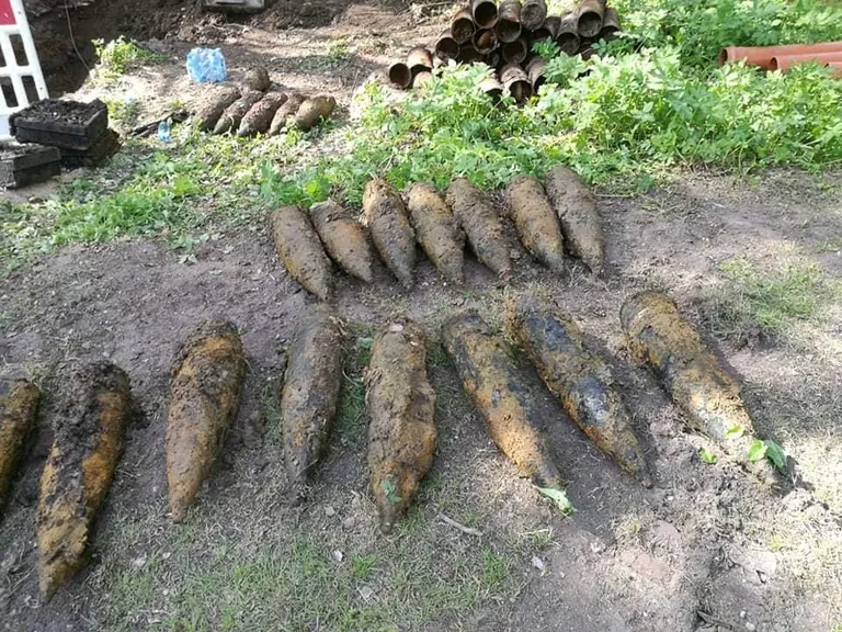 Найденные в Вооре снаряды.