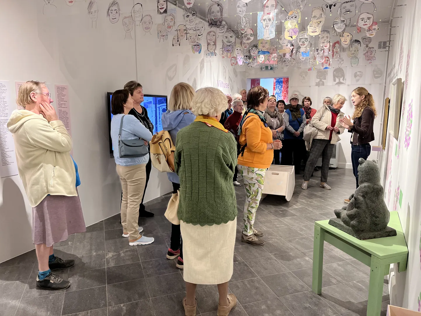 Kuraatorituur väärikas eas kunstinautlejatele toimub rahvusvahelisel kunstinäitusel „Viltuse maja saladused“, kus tunnustatud kunstnike ja laste koostöös loodud teosed elavdavad meeli ja võimaldavad kohapeal ka ise kunsti luua.
