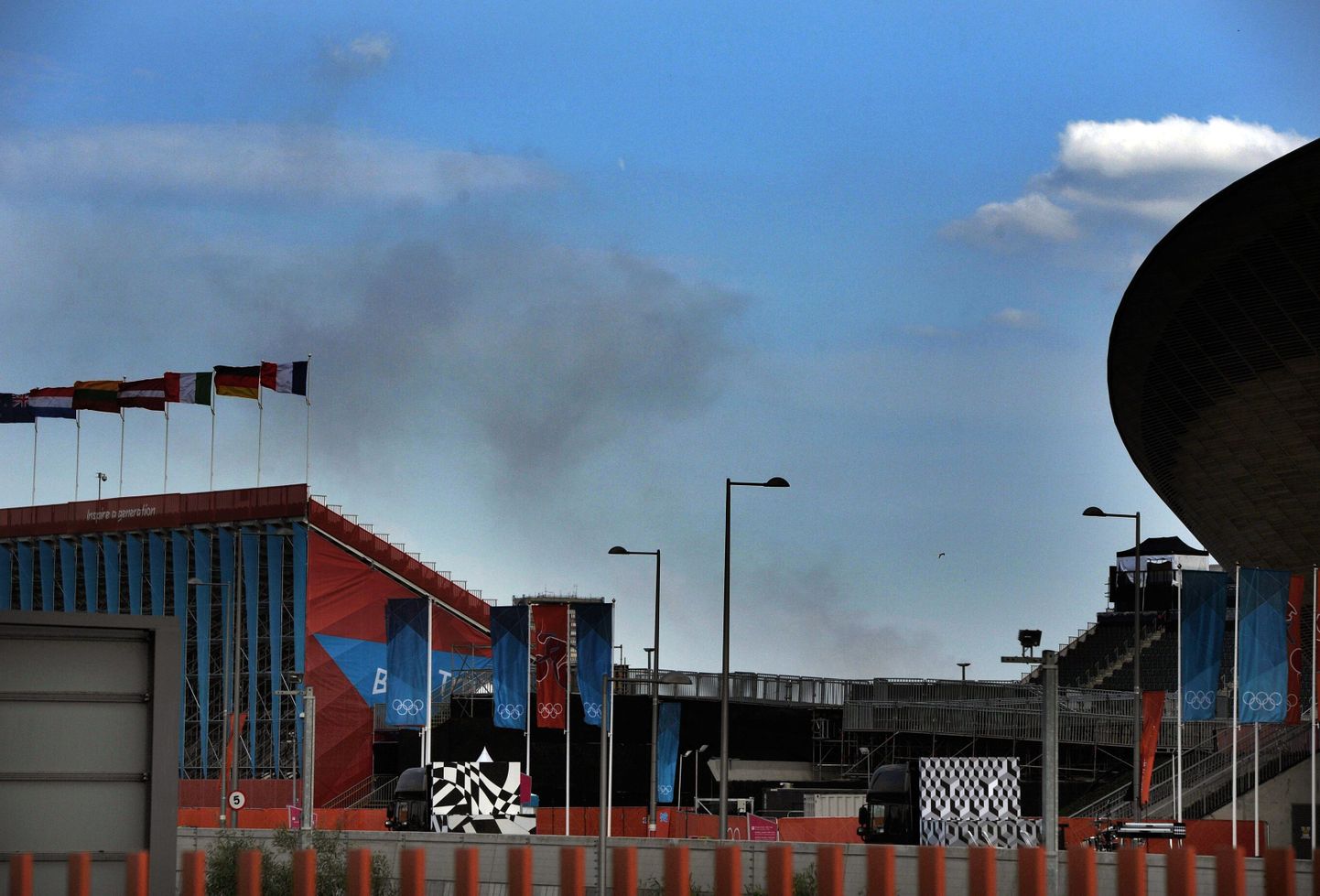 Suurbritannia pealinnas Londonis puhkes eile tulekahju suures ümbertöötlemiskeskuses, mis asub olümpiastaadionist 11 kilomeetri kaugusel Dagenhamis