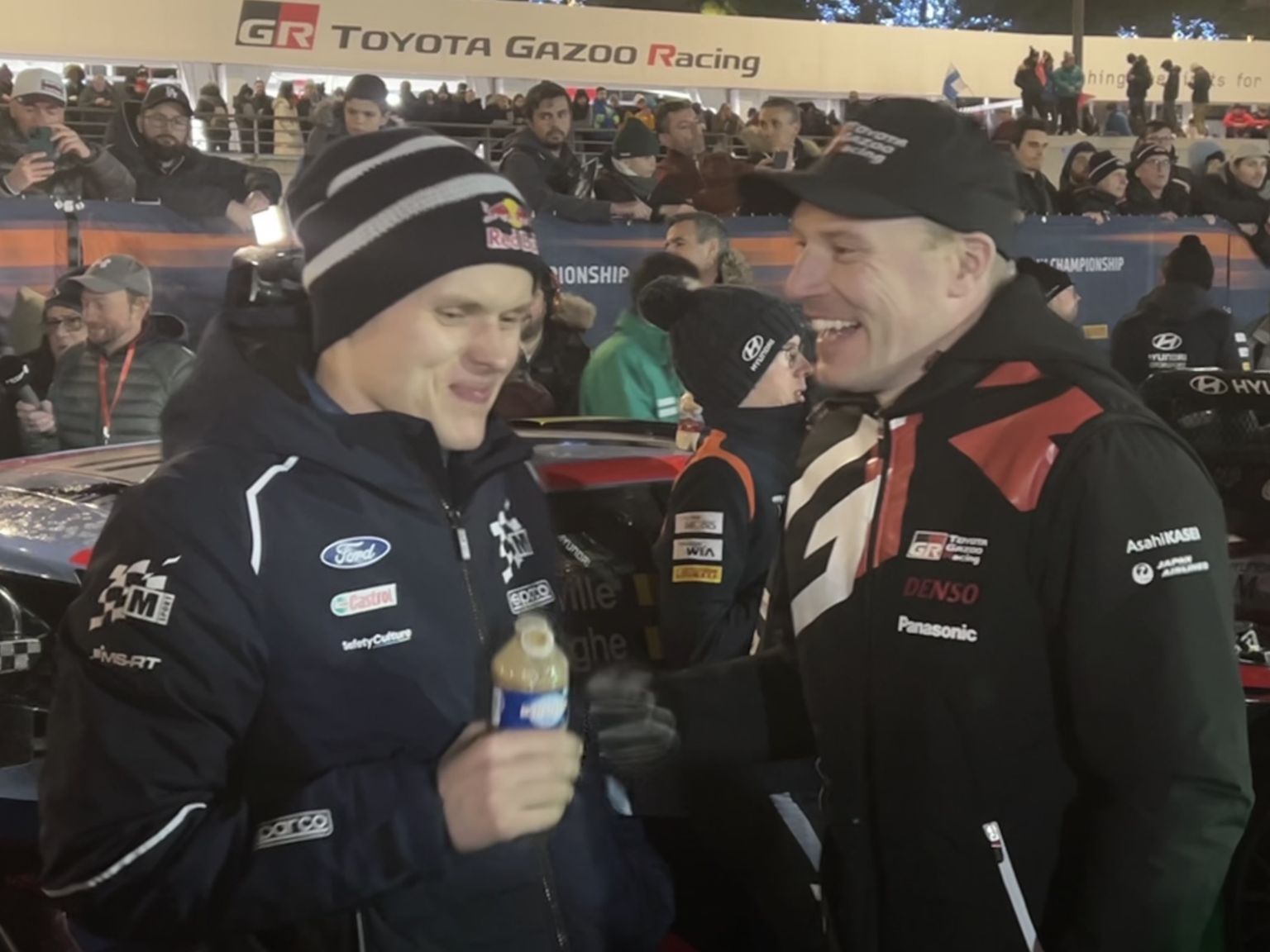 Ott Tänak (vasakul) ja Jari-Matti Latvala laupäeva õhtul Monacos vestlemas.