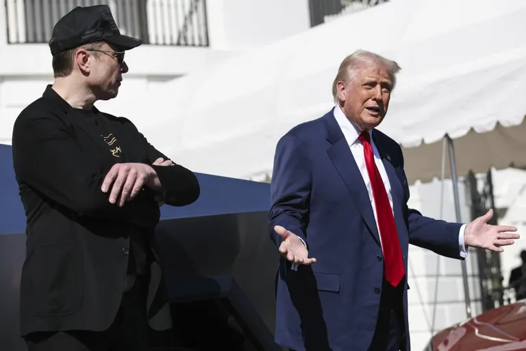 Donald Trump vowed to buy a Tesla electric car in support of Elon Musk. – Photo: Samuel Corum / Pool via CNP