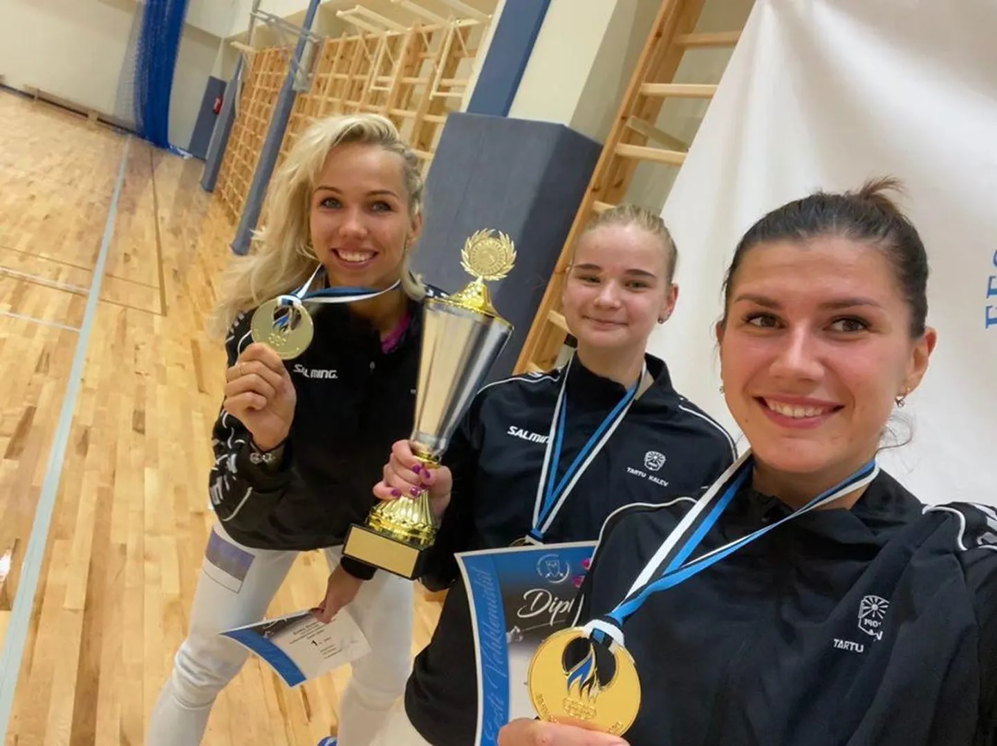Tartu Kalevi naiskond koosseisus (vasakult) Erika Kirpu, Susanne Lannes ja Julia Beljajeva saavutas Eesti meistrivõistlustel esikoha.