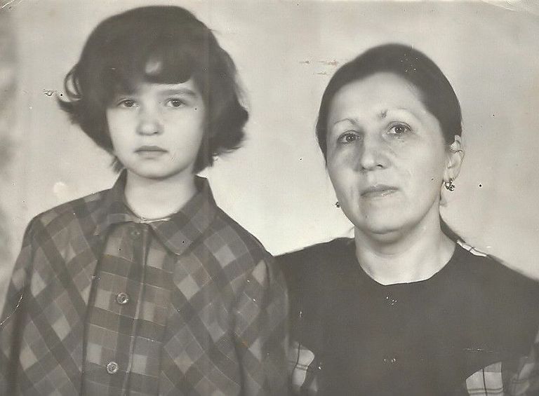 Üheksa-aastane Polina Žerebtsova emaga Tšetšeenias, 1994.