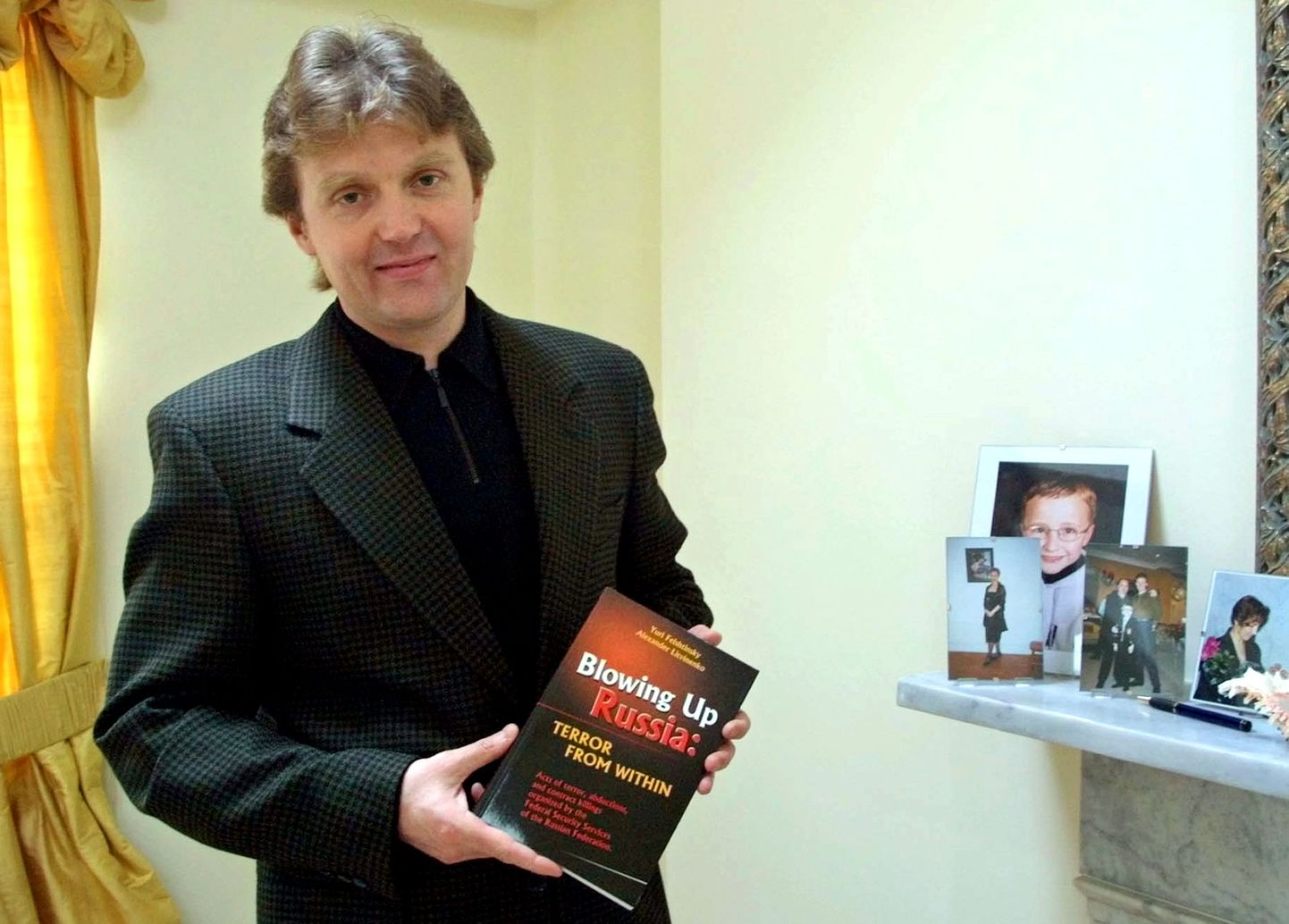 Endine KGB spioon Aleksandr Litvinenko 2002. aastal oma Londoni kodus poseerimas ka eesti keelde tõlgitud raamatuga «FSB laseb Venemaa õhku,» mille autoriks Litvinenko ise on.