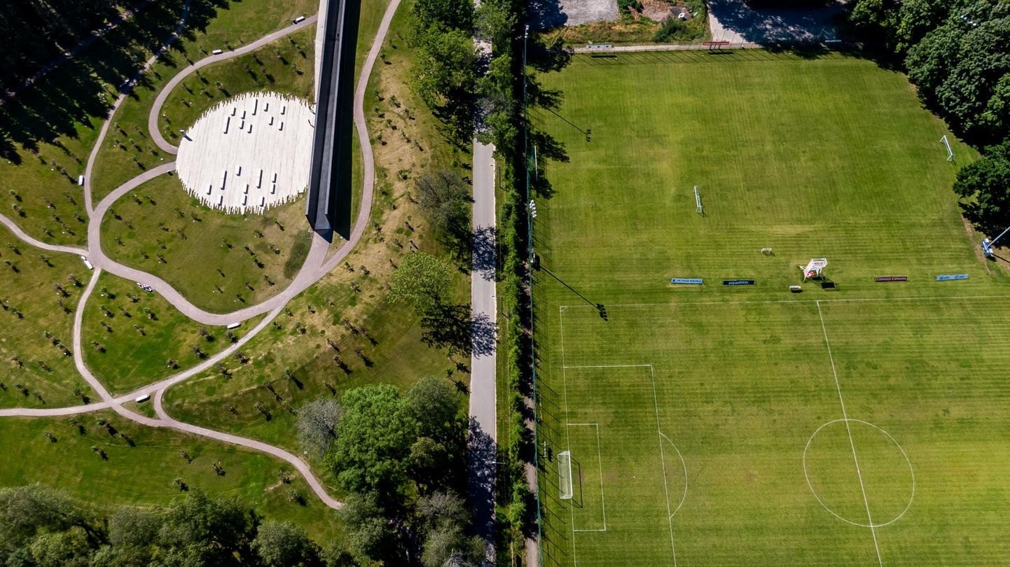 На государственной земле построены как мемориал, - справа - так и футбольное поле, - слева - вместо которого футбольный клуб "Левадия" хочет построить спортивное здание.