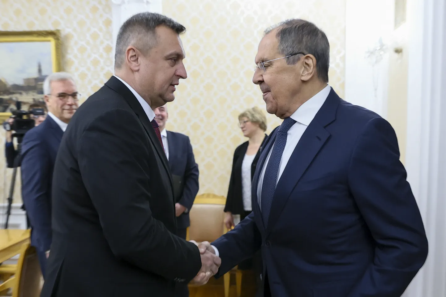Venemaa välisministeeriumi pressiteenistuse avaldatud fotol surub Venemaa välisminister Sergei Lavrov (paremal) kätt Slovakkia paremäärmusliku erakonna SNS esimehe Andrej Dankoga nende kohtumisel Moskvas teisipäeval, 14. jaanuaril 2025.