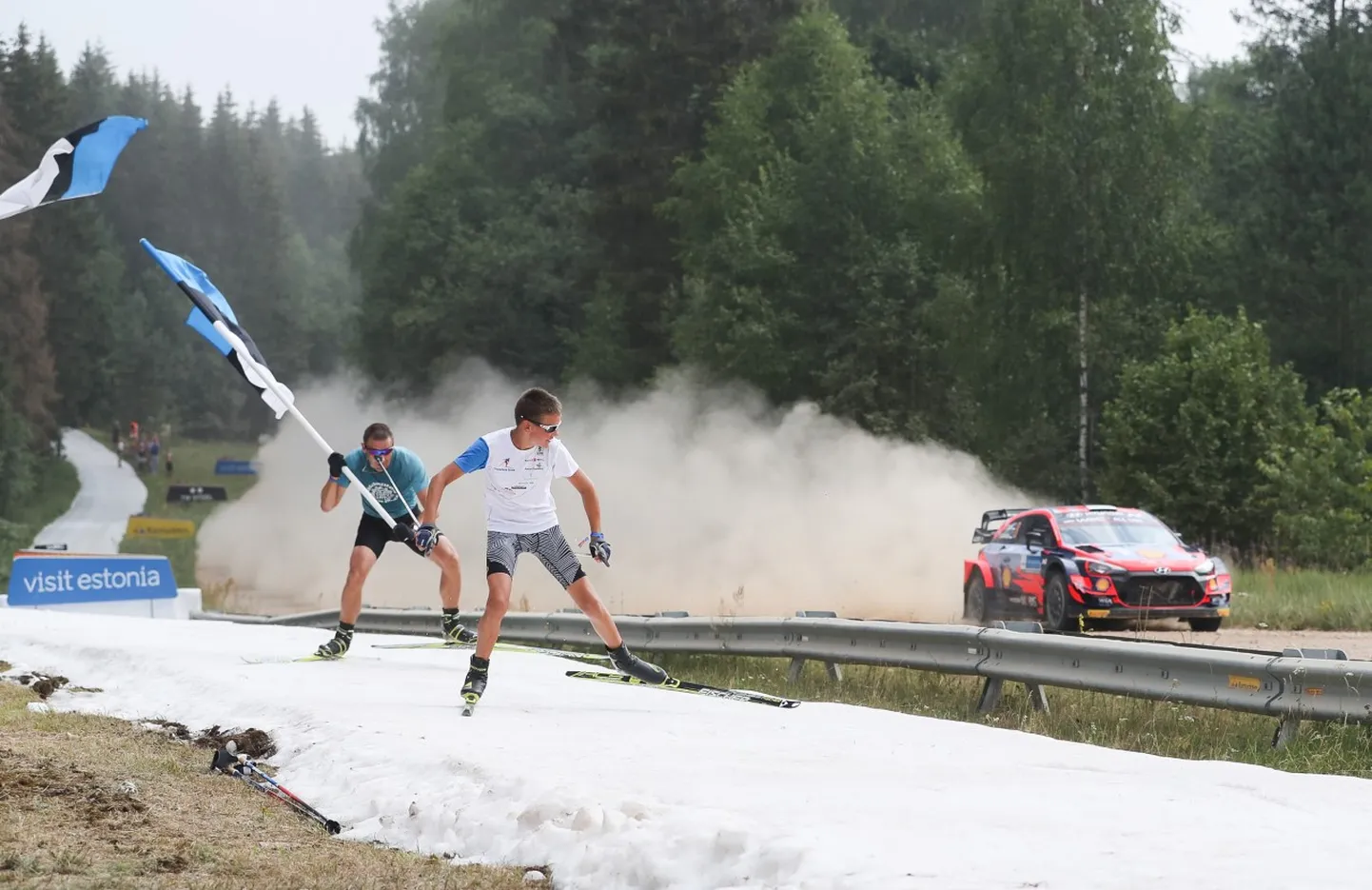 Suusa- ja ralliarmastus käsikäes! Jaak Mae koos pojaga ühildasid suusatreeningu rallihuviga. Mööda vuhiseb Ott Tänak.