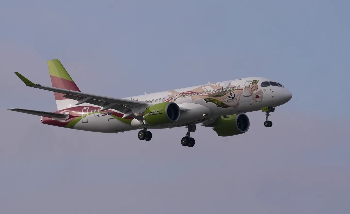 Rīgas lidostā notiek pasākums, kurā Latvijas nacionālā aviokompānija "airBaltic" saņem 50. "Airbus A220-300" lidmašīnu ar īpašo krāsojumu.