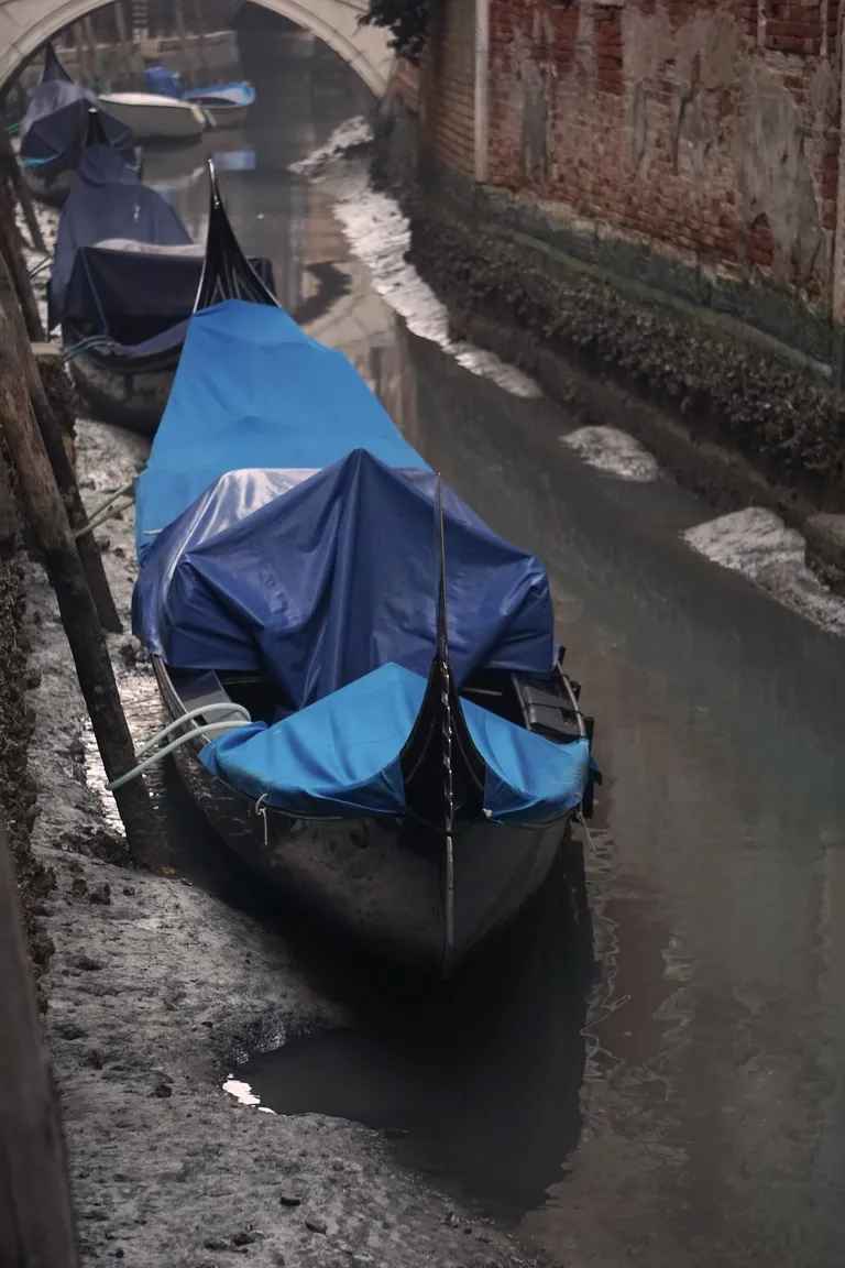 Mõõna tõttu kuivanud kanal Veneetsias