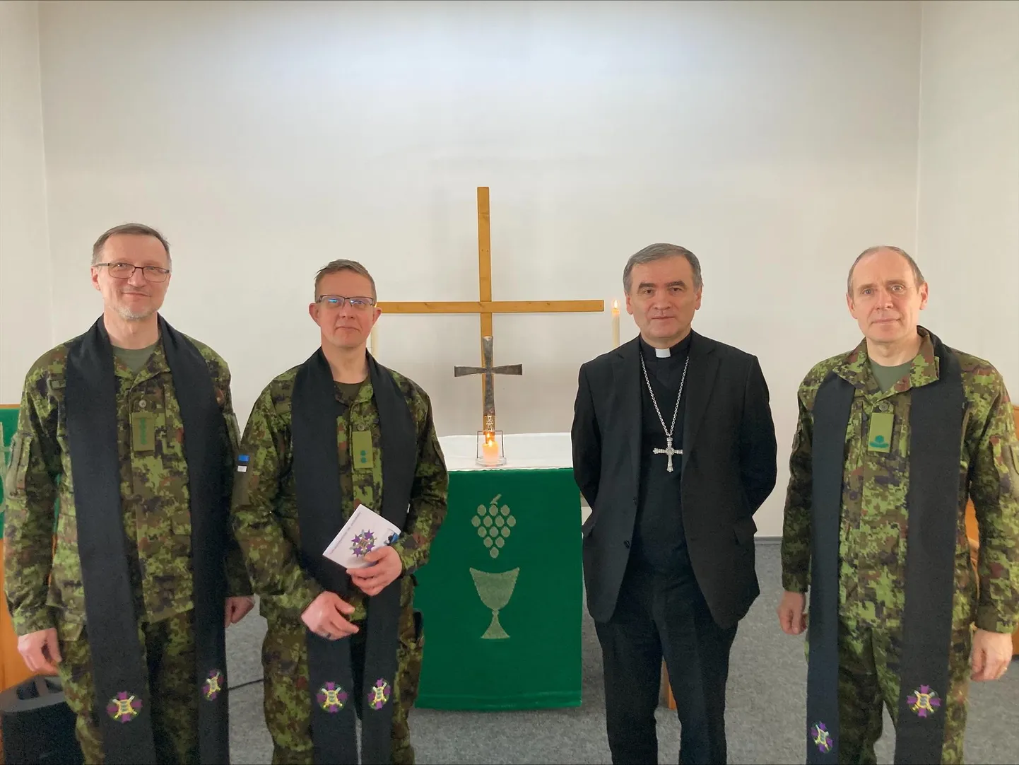 Kaitseliidu vanemkaplan kapten Peeter Paenurm (vasakult), Tauno Toompuu, piiskop Philippe Jourdan ja kaitseväe peakaplan major Ago Lilleorg Tapa linnaku kabelis pärast Toompuu ametisse pühitsemist.