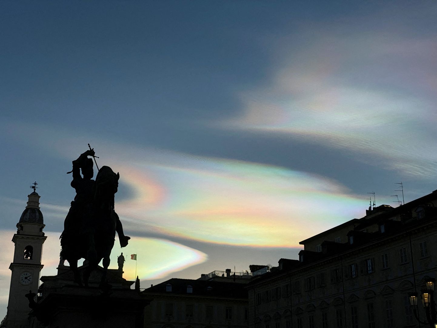 Радужные облака в Италии 22 декабря 2023 года.