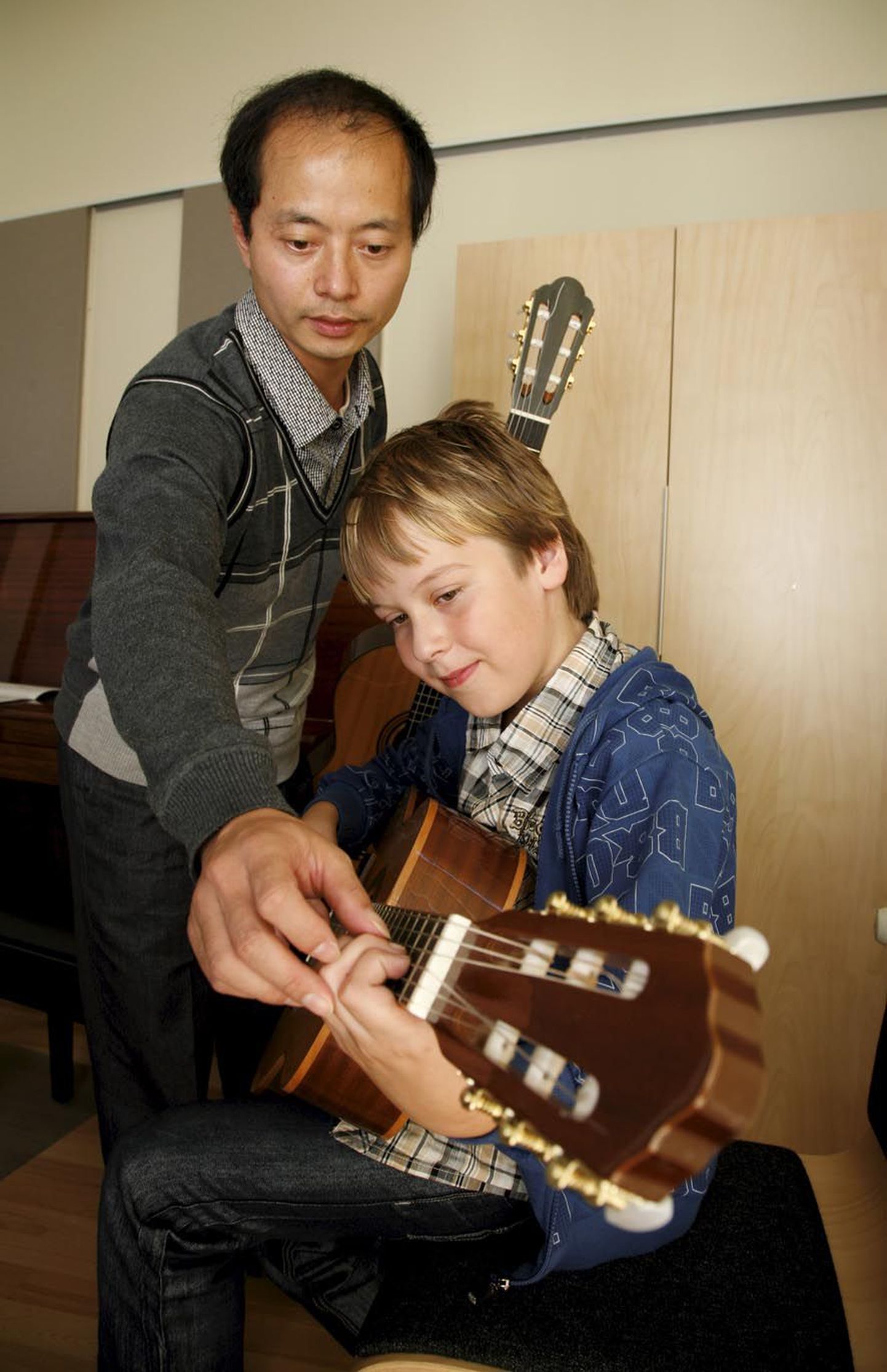Enne kui kitarriõpetaja Liu Wei asus kuulama, ega Liivar Rehela pillimänguoskus pole suve jooksul liiga rooste läinud, sättis ta poisi pilli häälde ja kiitis selle kõla.