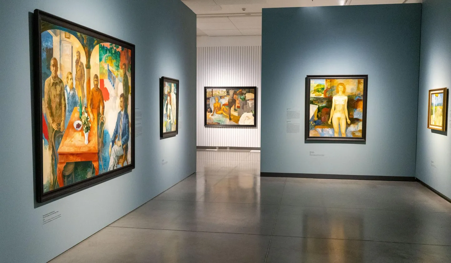 Olev Subbi näitust saab vaadata kahes ruumidekobaras. Muude maalide hulgas on üks tuntuimaid ja suurimaid «Rahvuspargi kunstinõukogu» (vasakul, 1979, tempera, õli, masoniit, 160 x 210 cm).