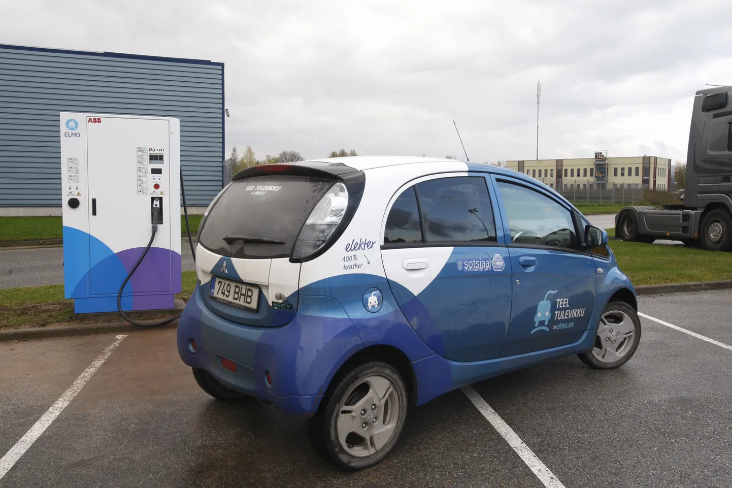 Tartu esimene avalik elektriautode laadimispunkt Silberauto parklas.
