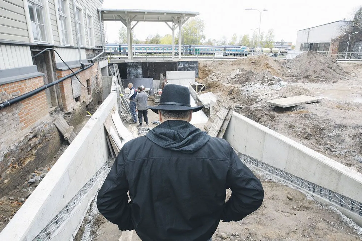 Tartu vaksalihoone omanikfirma OÜ Elikante juht Rein Kilk rääkis peagi valmiva tunneli juurde viiva kaldtee alguses, et raudteejaama all tunnelis enam treppidest ronima ei pea. Tunneli algusest pääseb ka otse perroonile.