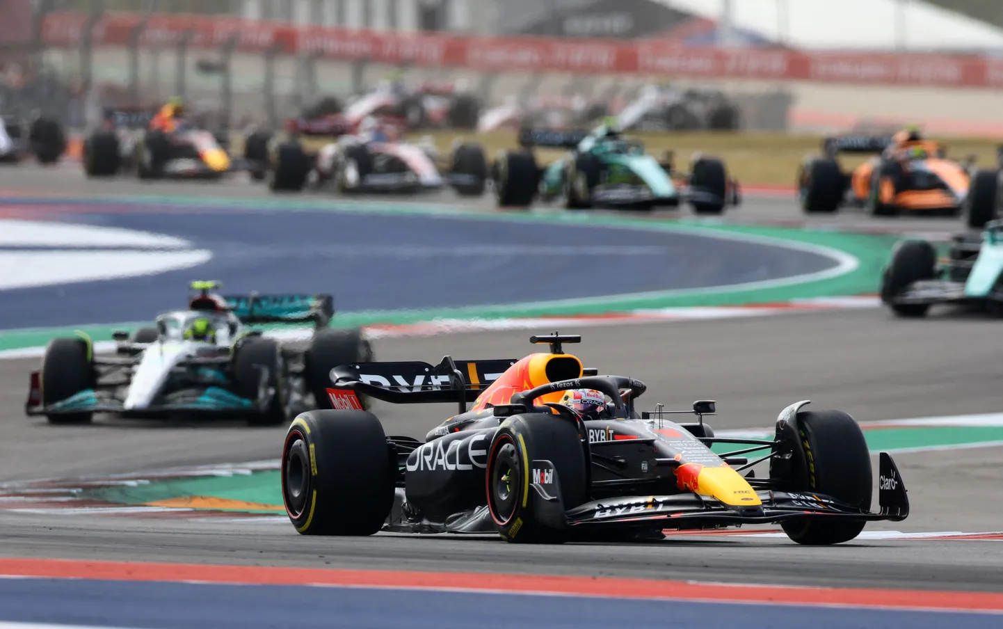 USA Grand Prix start. Esiplaanil avakurvis liidriks kerkinud Max Verstappen (Red Bull).