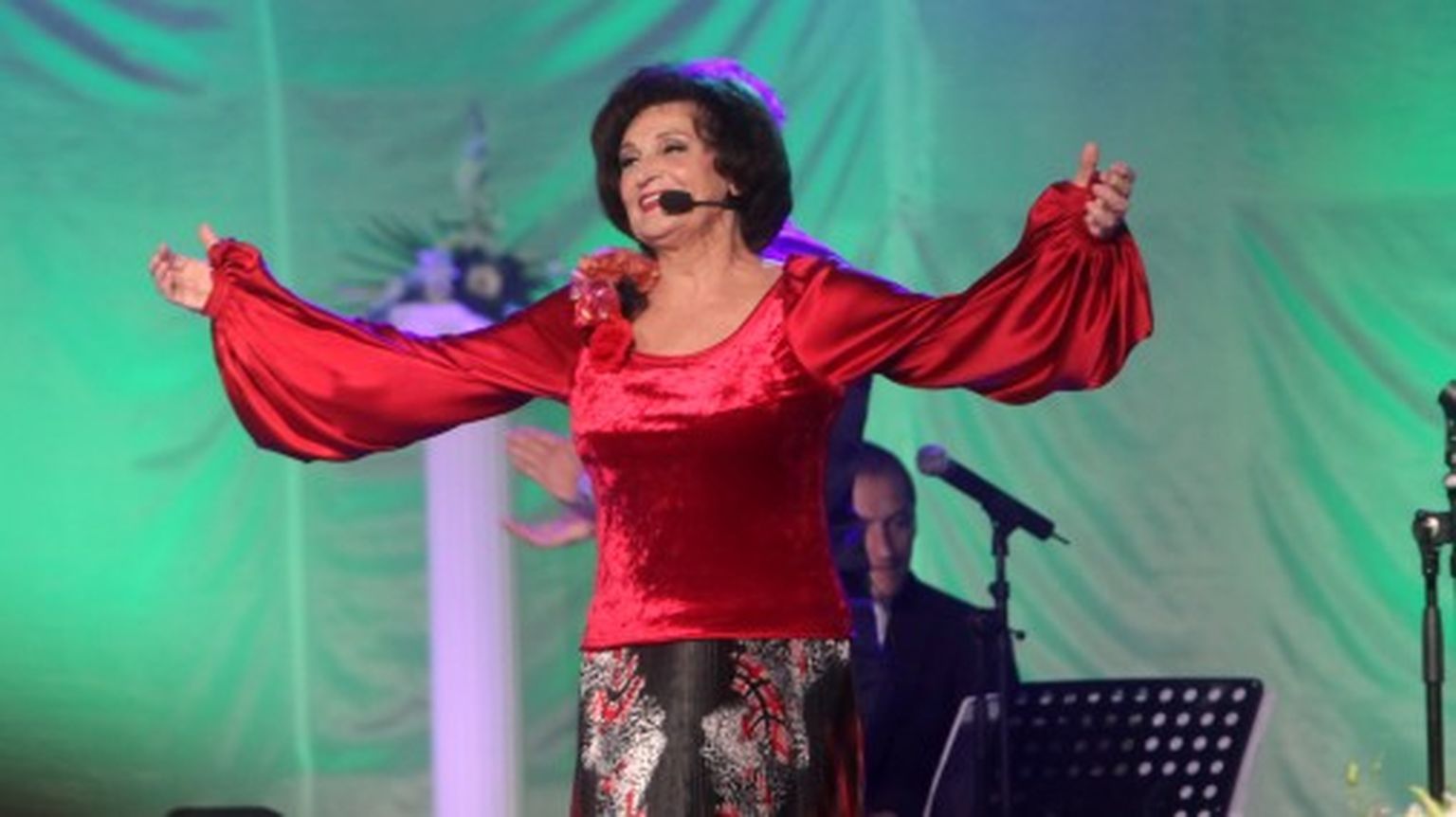 Aktrise Olga Dreģe uzstājas savas 75 gadu jubilejas koncertturnejas noslēguma koncertā Dzintaru koncertzālē.