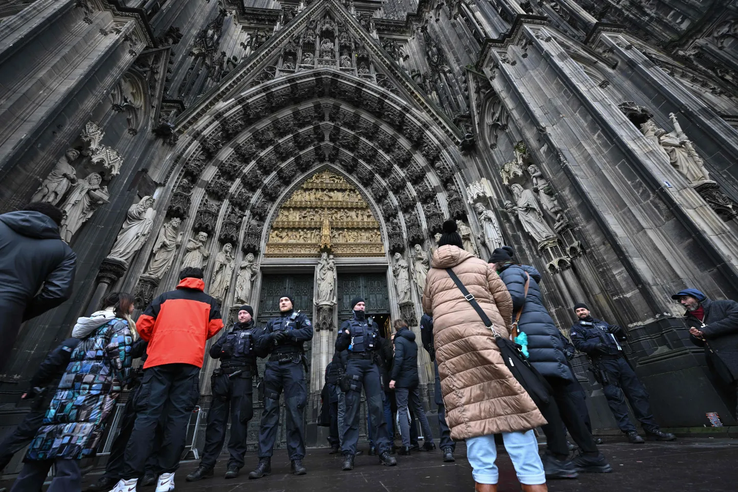 Pirms Ziemassvētku dievkalpojumiem pie Ķelnes katedrāles pastiprināta policijas klātbūtne