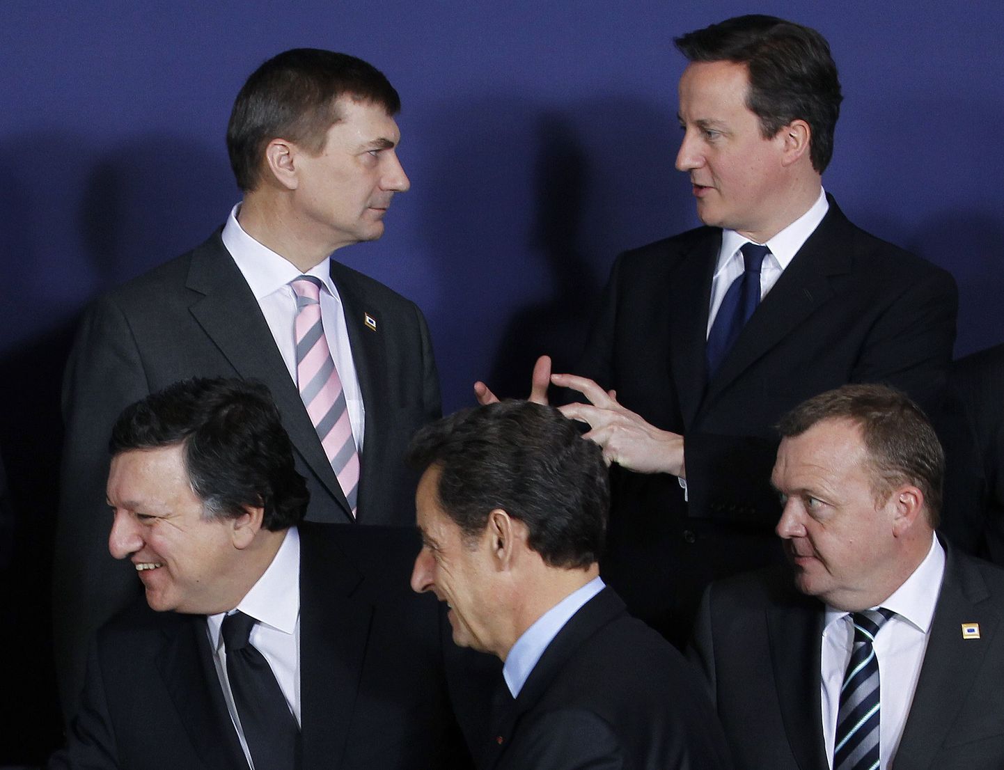 Премьер-министр Эстонии Андрус Ансип (слева в верхем ряду) беседует с британским премьером Дэвидом Кэмероном во время саммита ЕС в Брюсселе.