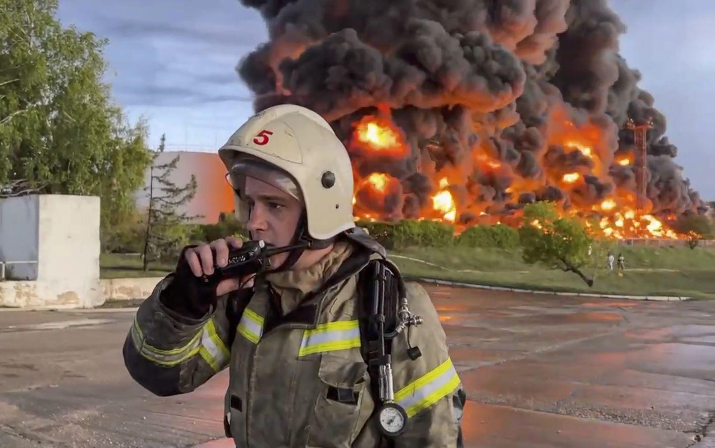 Растерянный пожарный на нефтебазе в Севастополе после атаки беспилотников. Крым, 29 апреля 2023 года.
