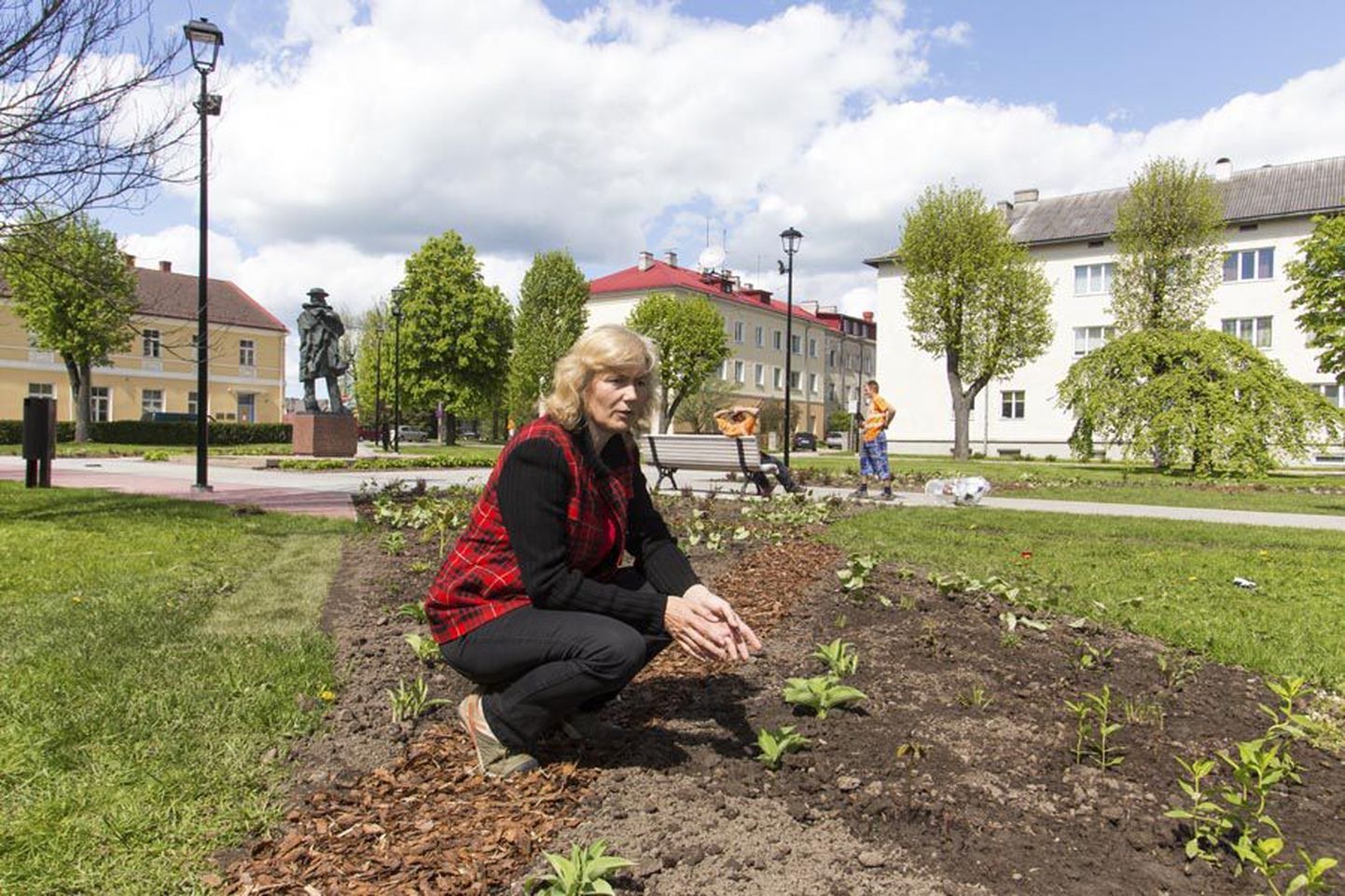 Viljandi linnavalitsuse heakorra- ja haljastusspetsialist Ursula Mikkor Köleri pargi lillepeenral