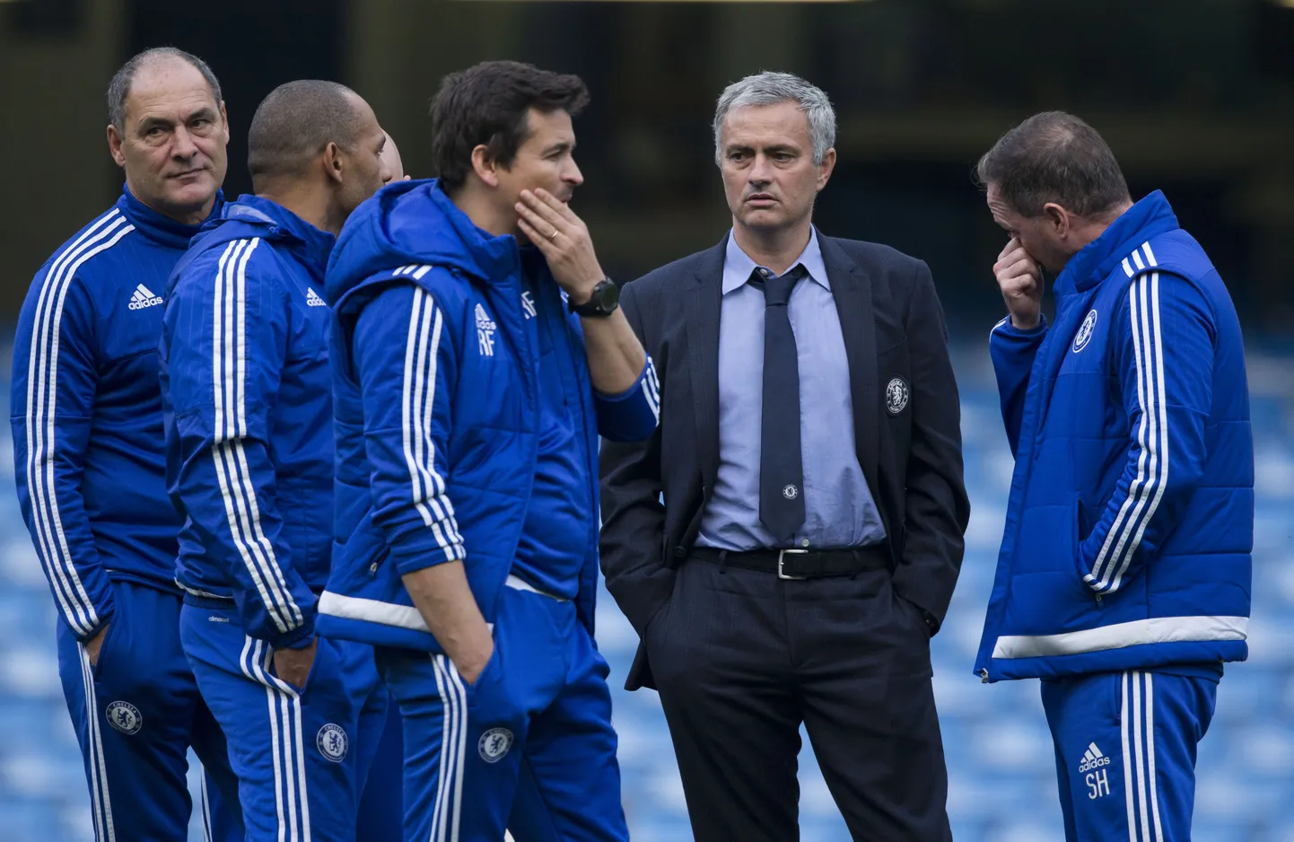 Chelsea peatreener Jose Mourinho (paremalt teine)kogunes pärast Liverpoolilt saadud kaotust koos ülejäänud treeneritega väljaku keskel, et olukorrale otsa vaadata ja värskeid mõtteid leida.