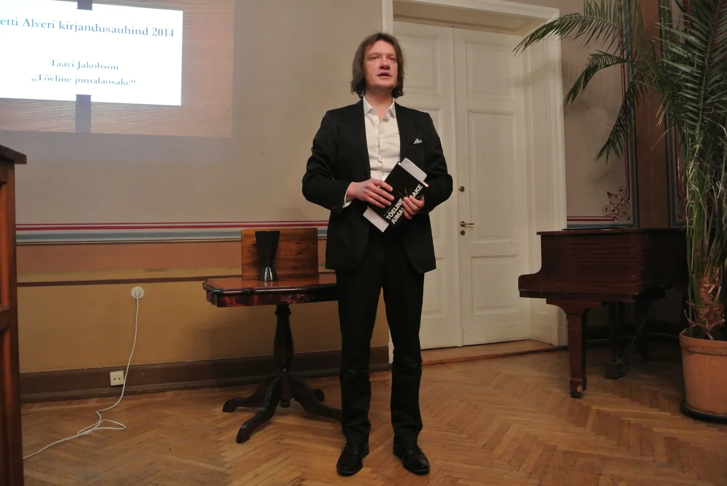 Taavi Jakobson kõneleb oma raamatust.