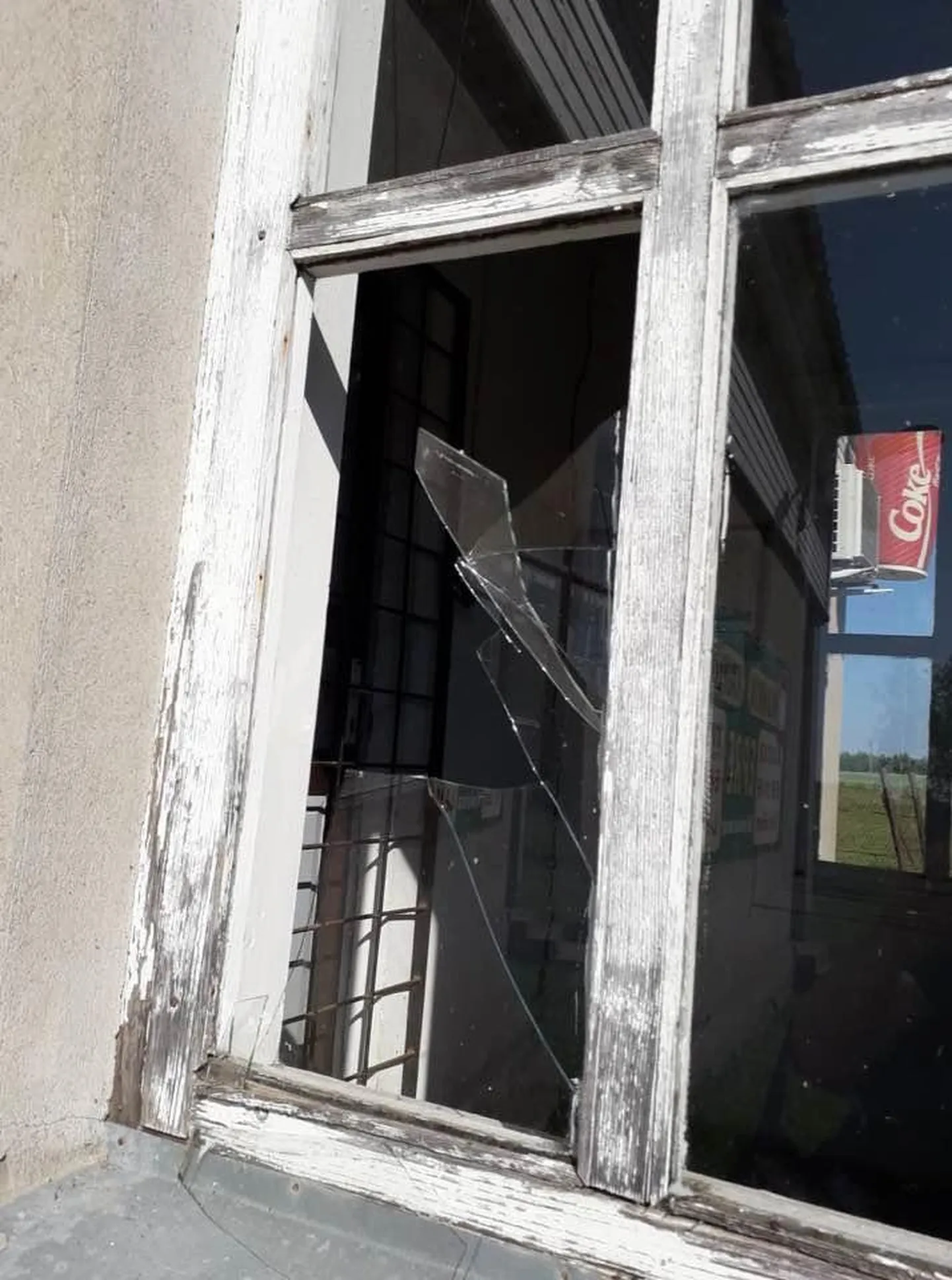 Kaupluse omaniku Kalmer Sarve sõnul lõhkus karu akna- ja ukseklaasid. FOTO: Kalmer Sarv