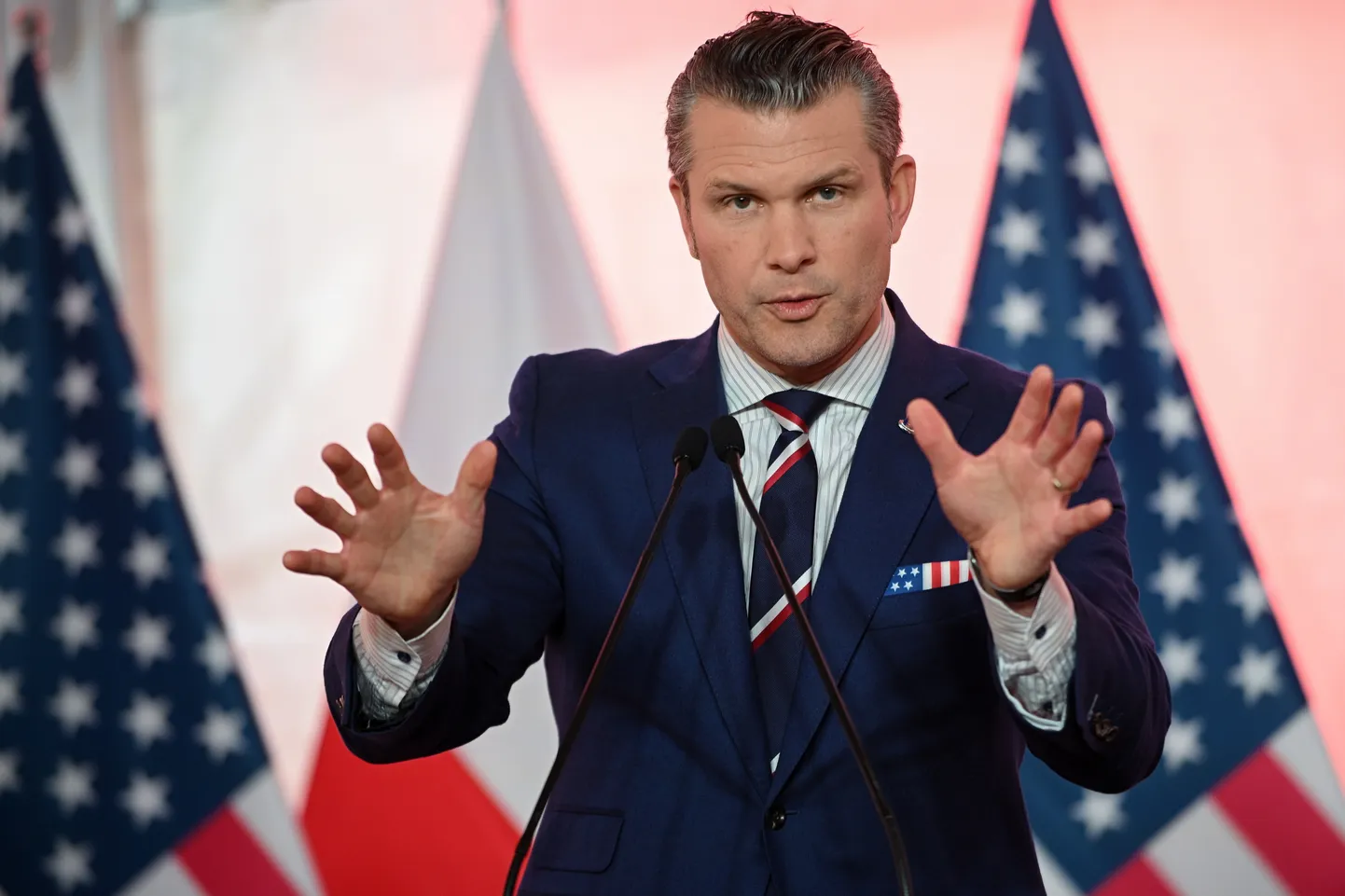 USA kaitseminister Pete Hegseth rääkimas pressikonverentsil Varssavis 14. veebruaril 2025. aastal.
