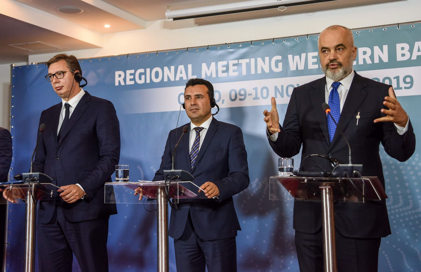 Albaania peaminister Edi Rama (paremal), Põhja-Makedoonia peaminister Zoran Zaev ja Serbia president Aleksandar Vučić pühapäeval Põhja-Makedoonias Ohridi järve ääres tippkohtumise järgsel pressikonverentsil.