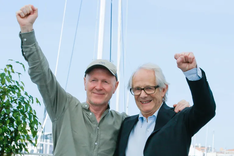 Scenārists un aktieris Pols Lavertijs (no kreisās) un režisors Kens Loučs filmas "Vecais ozols" pirmizrādē 76. Starptautiskajā Kannu kinofestivālā šīgada maijā.