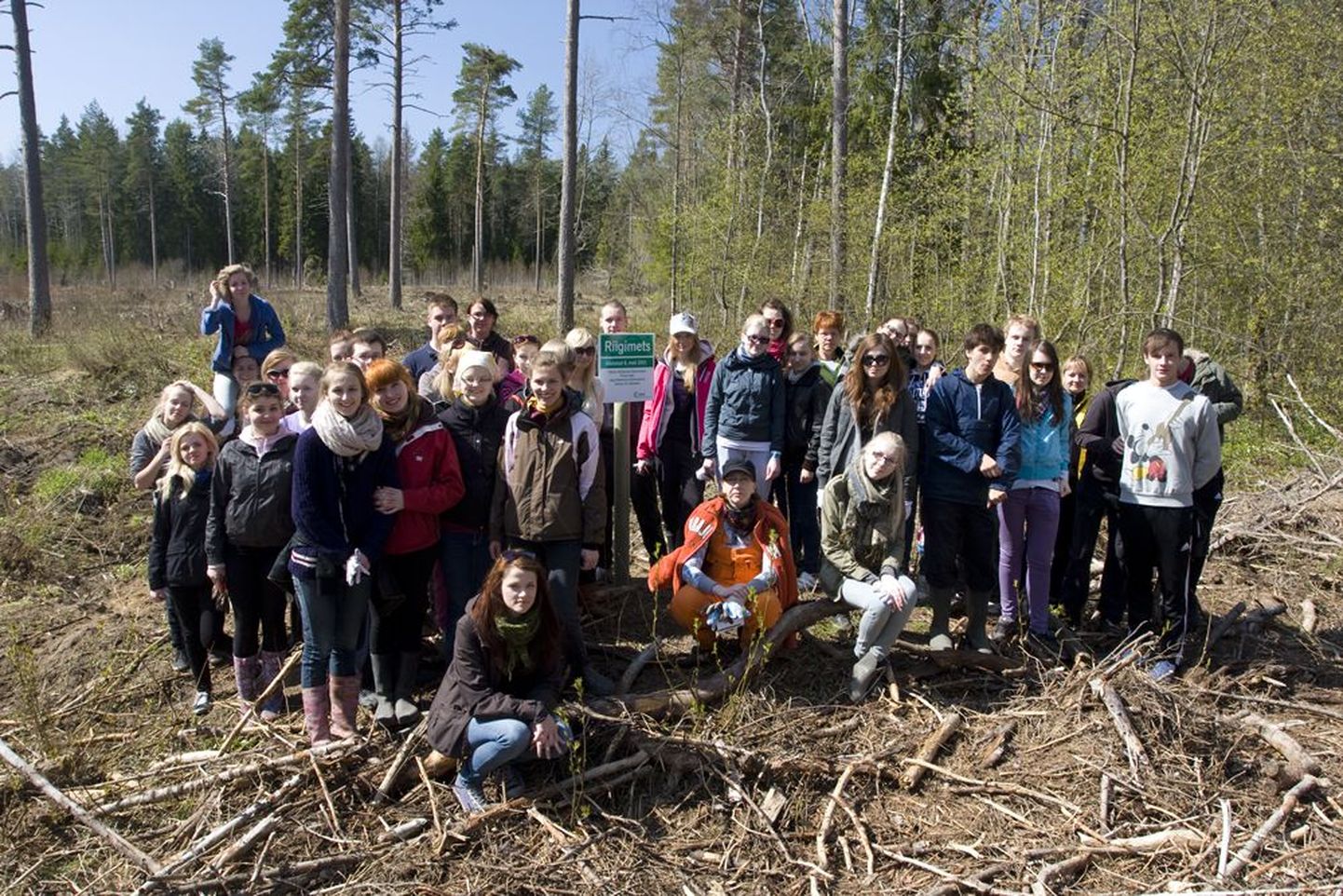 Westholmi gümnaasiumi õpilased metsaistutuspäeval