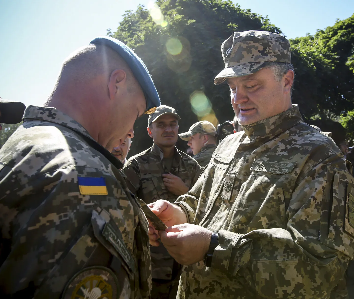 Ukraina president Petro Porošenko (paremal).