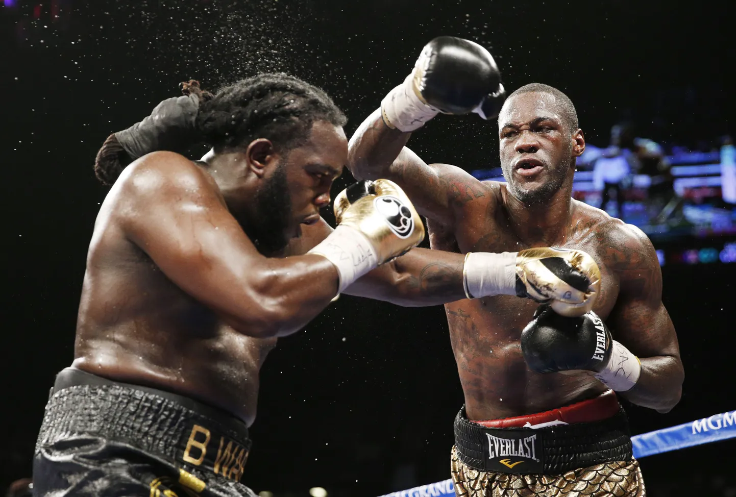 Bermane Stiverne (kuldsete kinnastega) ja Deontay Wilder tiitlimatšis.