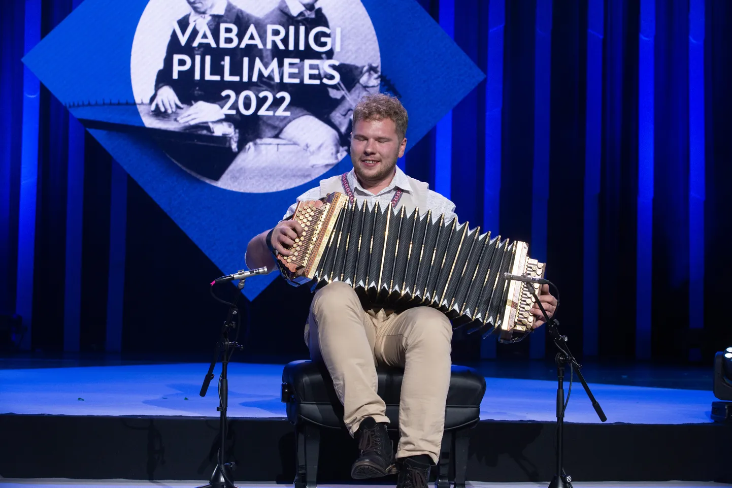 Kert Krüsban mängis ennast 25. novembril 2022 Viljandis vabariigi pillimeheks.